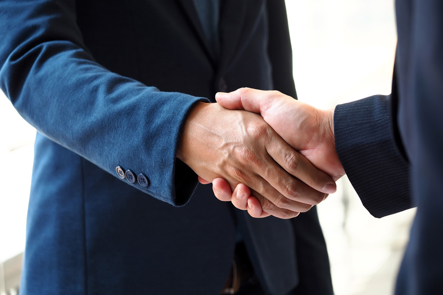 深圳律師咨詢(xún)網(wǎng)視角:“保時(shí)捷售價(jià)跌破40萬(wàn)”背后的法律與市場(chǎng)考量