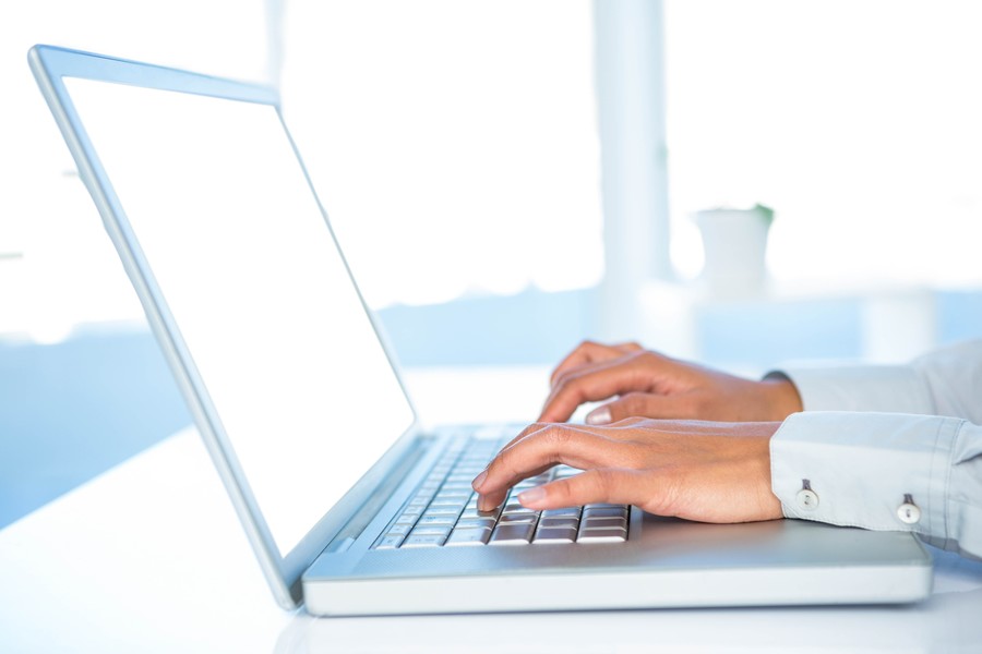 深圳律師咨詢網視角下的“乘客調座椅遭后排辱罵”事件:國泰航空的處理與啟示